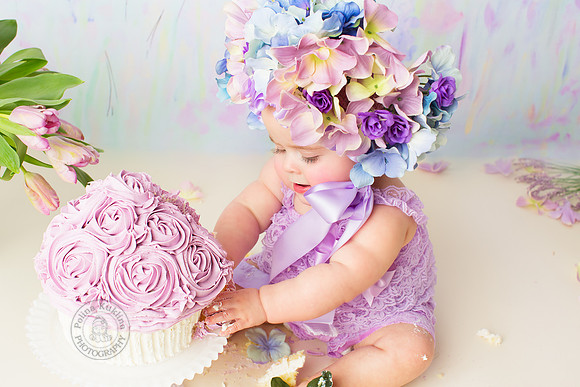 Cake smash photo session in studio